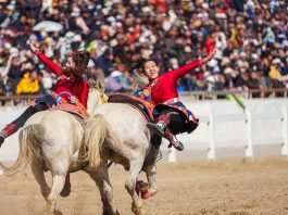 Cina: artisti equestri si esibiscono a Lhasa in occasione del Capodanno tibetano (1)