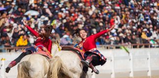 Cina: artisti equestri si esibiscono a Lhasa in occasione del Capodanno tibetano (1)