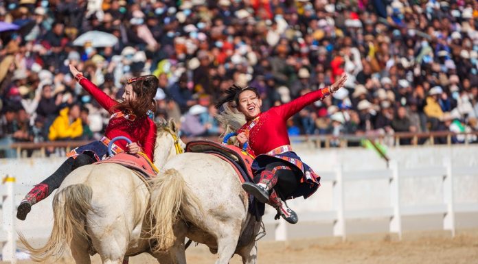 Cina: artisti equestri si esibiscono a Lhasa in occasione del Capodanno tibetano (1)