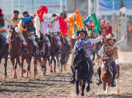 Cina: artisti equestri si esibiscono a Lhasa in occasione del Capodanno tibetano (3)