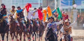 Cina: artisti equestri si esibiscono a Lhasa in occasione del Capodanno tibetano (3)