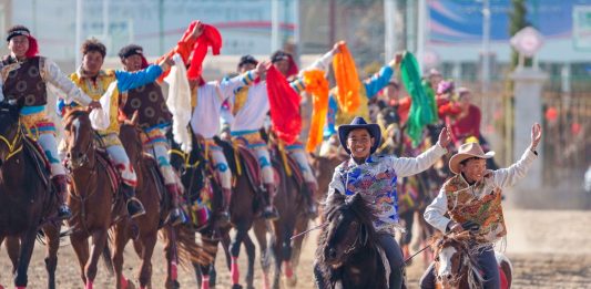 Cina: artisti equestri si esibiscono a Lhasa in occasione del Capodanno tibetano (3)