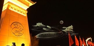 Cina: Dunhuang ospita uno spettacolo di droni (2)