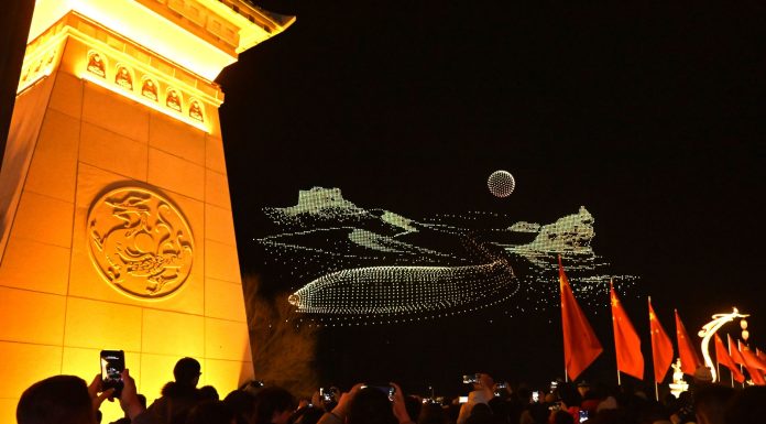 Cina: Dunhuang ospita uno spettacolo di droni (2)