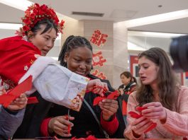 Cina: Chongqing, studenti stranieri scoprono la cultura tradizionale con l’imminente Festa di primavera (1)