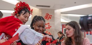 Cina: Chongqing, studenti stranieri scoprono la cultura tradizionale con l’imminente Festa di primavera (1)