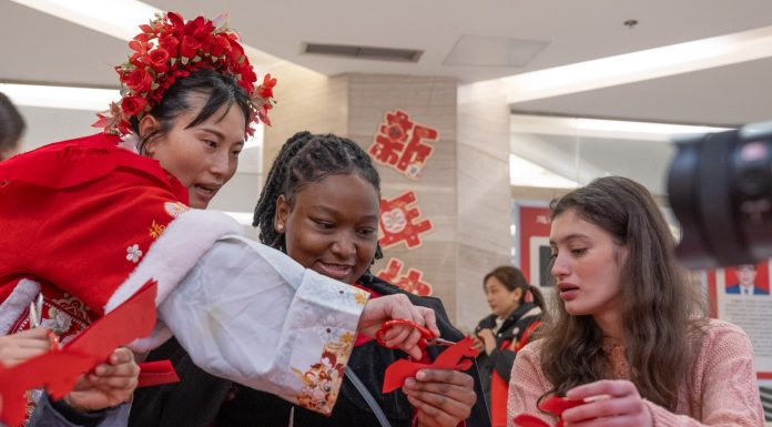 Cina: Chongqing, studenti stranieri scoprono la cultura tradizionale con l’imminente Festa di primavera (1)