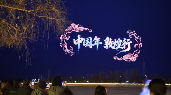 Cina: Dunhuang ospita uno spettacolo di droni (3)