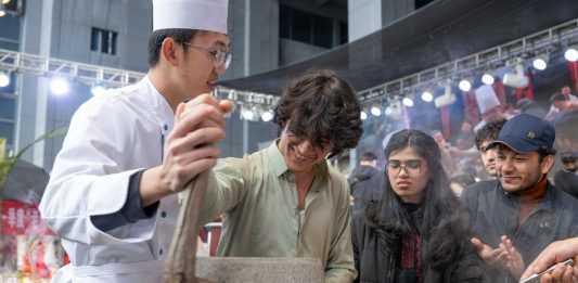 Cina: Chongqing, studenti stranieri scoprono la cultura tradizionale con l’imminente Festa di primavera (2)