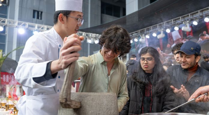 Cina: Chongqing, studenti stranieri scoprono la cultura tradizionale con l’imminente Festa di primavera (2)