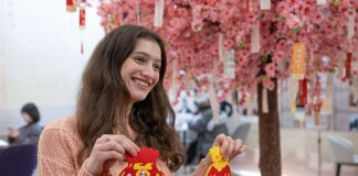 Cina: Chongqing, studenti stranieri scoprono la cultura tradizionale con l’imminente Festa di primavera (3)