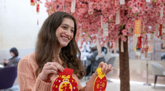 Cina: Chongqing, studenti stranieri scoprono la cultura tradizionale con l’imminente Festa di primavera (3)