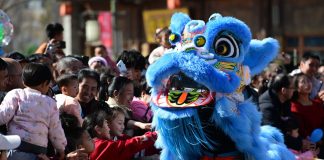 Cina: durante la Festa di primavera i giovani scelgono vacanze “a più fasi”