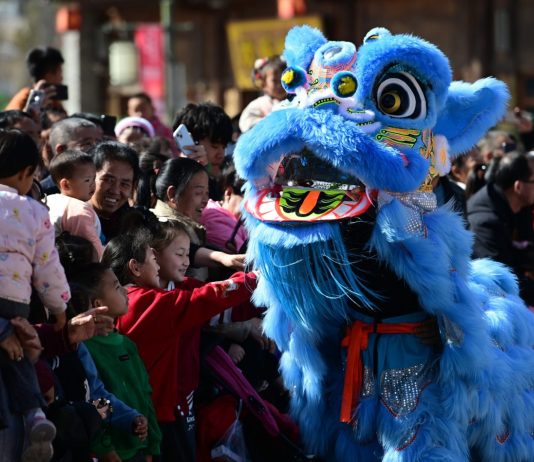 Cina: durante la Festa di primavera i giovani scelgono vacanze “a più fasi”