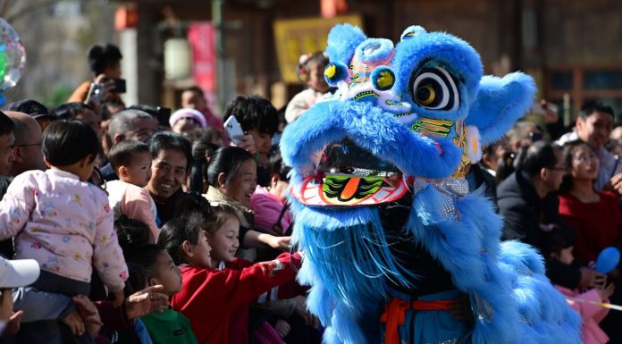 Cina: durante la Festa di primavera i giovani scelgono vacanze “a più fasi”