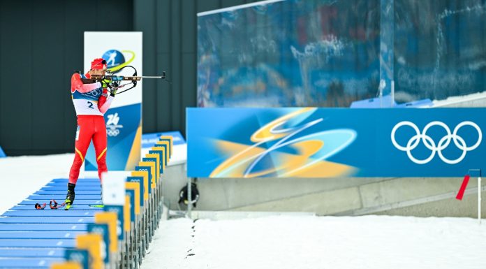 Milano-Cortina 2026: il cinese Yan Xingyuan in gara nel biathlon (2)