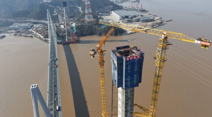 Cina: completata la cima della torre principale del ponte Taoyaomen (1)