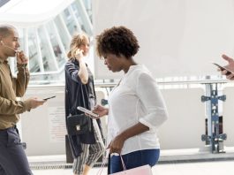 Le rimesse dei lavoratori stranieri dall’Italia all’Africa: i dati del 2025 donna africana smartphone