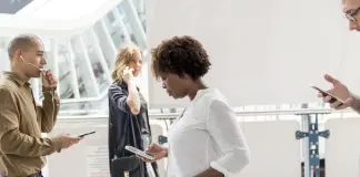 Le rimesse dei lavoratori stranieri dall’Italia all’Africa: i dati del 2025 donna africana smartphone