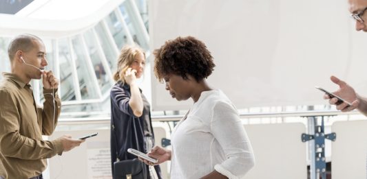 Le rimesse dei lavoratori stranieri dall’Italia all’Africa: i dati del 2025 donna africana smartphone