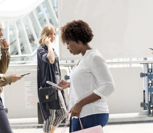 Le rimesse dei lavoratori stranieri dall’Italia all’Africa: i dati del 2025 donna africana smartphone