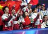 Milano Cortina 2026: gli atleti cinesi tifano per Jin Boyang nel Team Event di pattinaggio di figura