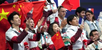 Milano Cortina 2026: gli atleti cinesi tifano per Jin Boyang nel Team Event di pattinaggio di figura