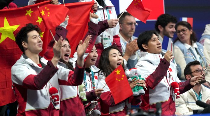 Milano Cortina 2026: gli atleti cinesi tifano per Jin Boyang nel Team Event di pattinaggio di figura