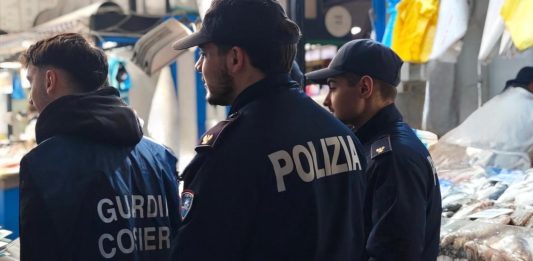 Blitz nel mercato dell’Esquilino a Roma, 500 kg di prodotti alimentari sequestrati