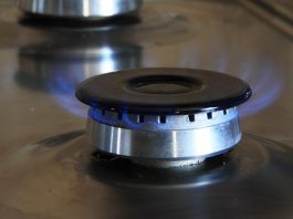 Tariffe energia domestica monoraria vs bioraria: quale conviene? fiamma fornelli gas