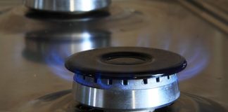 Tariffe energia domestica monoraria vs bioraria: quale conviene? fiamma fornelli gas