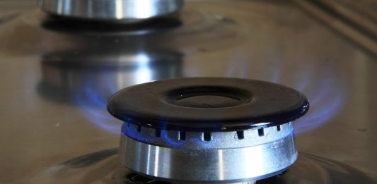 Tariffe energia domestica monoraria vs bioraria: quale conviene? fiamma fornelli gas