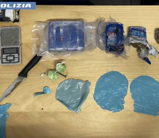 Locker e barber shop come depositi di droga e furti, 12 arresti a Roma