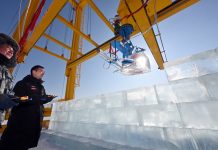 Cina: robot impila ghiaccio all’Harbin Ice and Snow World (1)