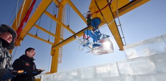 Cina: robot impila ghiaccio all’Harbin Ice and Snow World (1)