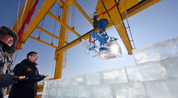 Cina: robot impila ghiaccio all’Harbin Ice and Snow World (1)