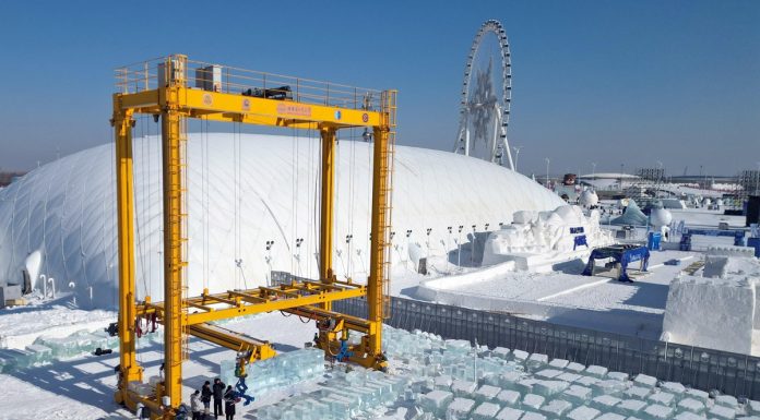 Cina: robot impila ghiaccio all’Harbin Ice and Snow World (2)