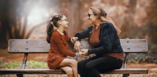 Perché la Gen Z sta rifiutando i percorsi di carriera tradizionali e cosa significa per le famiglie immigrate mamma figlia panchina parco