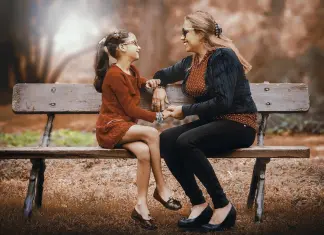 Perché la Gen Z sta rifiutando i percorsi di carriera tradizionali e cosa significa per le famiglie immigrate mamma figlia panchina parco