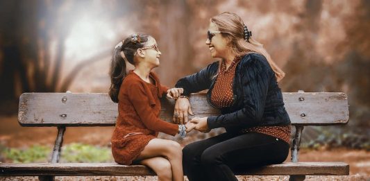 Perché la Gen Z sta rifiutando i percorsi di carriera tradizionali e cosa significa per le famiglie immigrate mamma figlia panchina parco