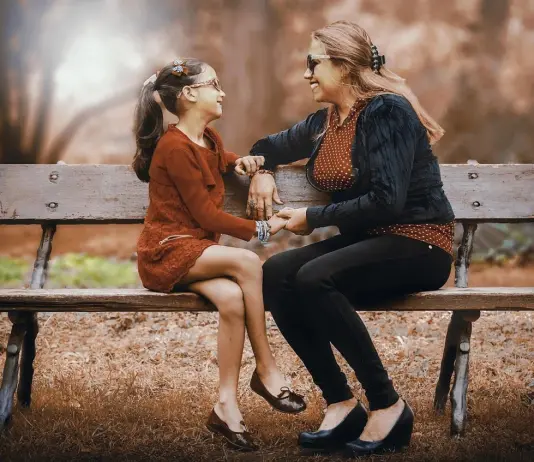 Perché la Gen Z sta rifiutando i percorsi di carriera tradizionali e cosa significa per le famiglie immigrate mamma figlia panchina parco