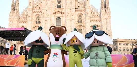 La fiamma paralimpica è arrivata a Milano, acceso il braciere in piazza Duomo