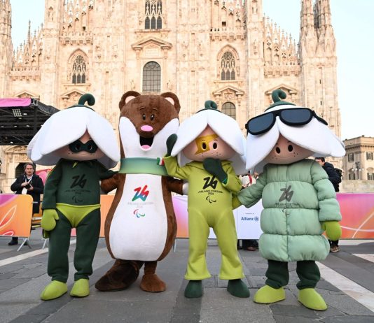 La fiamma paralimpica è arrivata a Milano, acceso il braciere in piazza Duomo