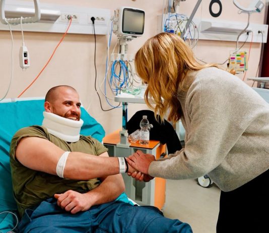 Premier Meloni in visita ad agenti feriti all’ospedale Molinette di Torino “Domani riunione di governo, faremo ciò che serve”