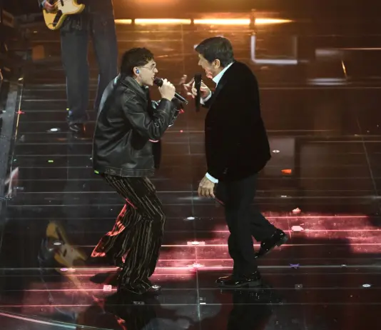 Sanremo, nella serata delle cover Bianca Balti torna all’Ariston. Morandi a sorpresa sul palco per duettare con il figlio