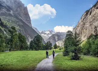 Detox digitale: il metodo dei 15 minuti per usare meno lo smartphone senza stress passeggiata in montagna