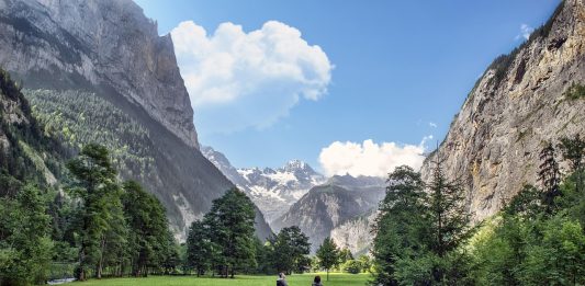 Detox digitale: il metodo dei 15 minuti per usare meno lo smartphone senza stress passeggiata in montagna