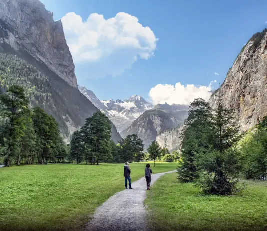 Detox digitale: il metodo dei 15 minuti per usare meno lo smartphone senza stress passeggiata in montagna