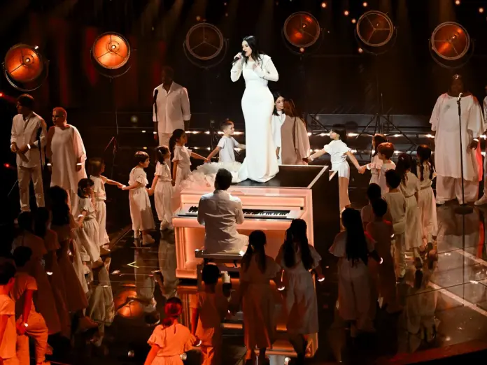 Sanremo, 76° Festival della Canzone Italiana. Terza Serata. Laura Pausini Canta con il Piccolo Coro DellAntoniano