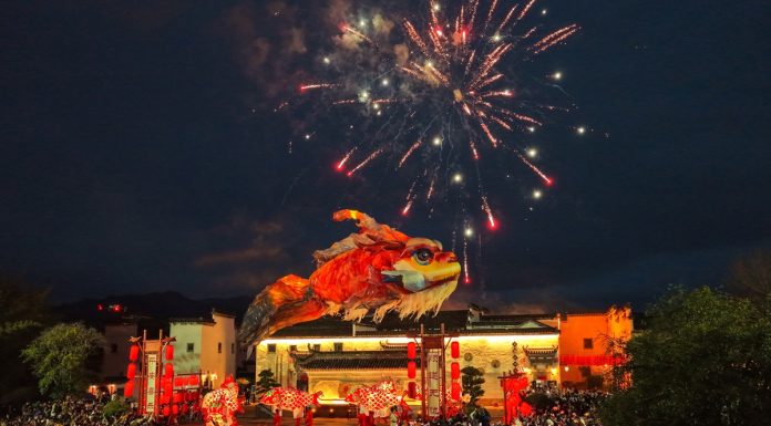 Cina: parata del Pesce Ao a Huangshan per la Festa delle lanterne (1)
